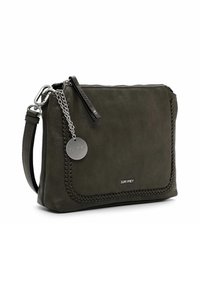 Borsa a spalla in pelle verde oliva con dettagli intrecciati, accessori in argento, chiusura con zip e catena staccabile. Logo sul davanti.