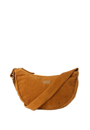 Sac à épaule marron en velours côtelé en forme de demi-lune avec une large bandoulière et une fermeture éclair, isolé sur fond blanc.