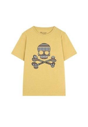 Camiseta de algodón amarilla con un gráfico central de una calavera con patrones tribales y huesos cruzados en blanco y negro. Manga corta, diseño de cuello redondo.