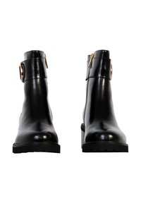 Botas de cuero negras hasta el tobillo con puntera redonda, acabado brillante, cremallera lateral y una hebilla decorativa en tono dorado en la correa del tobillo. Suela gruesa.