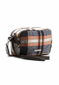 Křížová taška z kostkované látky v námořnické modři, oranžové a krémové barvě. Obsahuje hnědý kožený popruh a zip. Akcent s třásněmi a detail stříbrné kovové části.