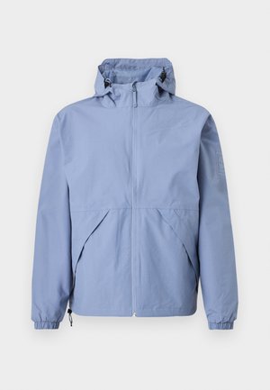 Veste à capuche bleu clair avec fermeture éclair à l'avant, poignets élastiques et deux poches obliques sur fond blanc.