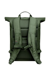 Mochila verde tipo roll-top con respaldo de malla acolchada, correas ajustables y un broche delantero. Presenta un material texturizado y detalles de etiqueta.