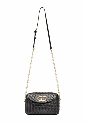 Borsa a tracolla in pelle intrecciata nera con tracolla a catena dorata e chiusura dorata sulla patta frontale, parte della tracolla in pelle nera regolabile.