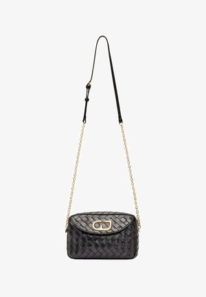 Borsa a tracolla in pelle intrecciata nera con tracolla a catena dorata e chiusura dorata sulla patta frontale, parte della tracolla in pelle nera regolabile.
