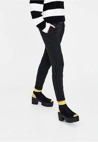 PULL&BEAR Tygbyxor - black