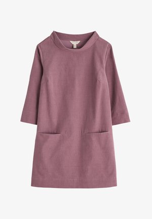 Sukienka z długim rękawem w miękkim odcieniu mauve z teksturowanym wykończeniem. Charakteryzuje się szerokim dekoltem i dwiema przednimi kieszeniami.