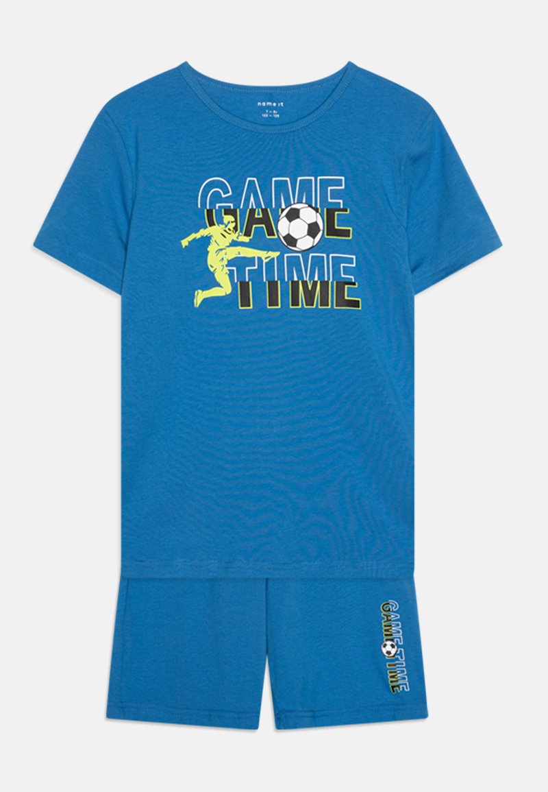 Set de tricou din bumbac albastru și pantaloni scurți, cu un grafic "GAME TIME" ce prezintă o minge de fotbal și o siluetă de jucător, cu accente galbene și negre.