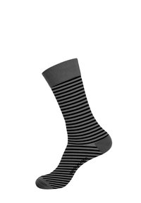 Chaussette rayée noire et grise avec un bord côtelé, texture lisse, et renfort au niveau des orteils et du talon. Le design présente des rayures horizontales régulièrement espacées.