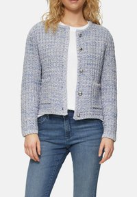 Blau-weiße Tweed-Jacke mit rundem Halsauschnitt, Knopfverschluss und zwei Fronttaschen. Rippbündchen und Saum aus strukturiertem Stoff.