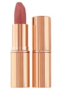 Rossetto con punta angolata in una delicata tonalità di rosa. Custodia in metallo dorato con striature verticali, dotata di meccanismo a torsione.