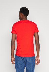 Tommy Hilfiger LOGO TEE - T-shirts med print - fierce red