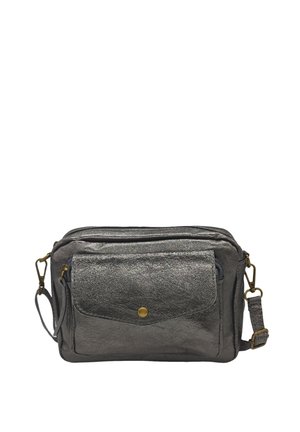 Sac bandoulière en cuir gris métallisé foncé avec poche à rabat avant et sangle réglable avec ferrures en laiton.