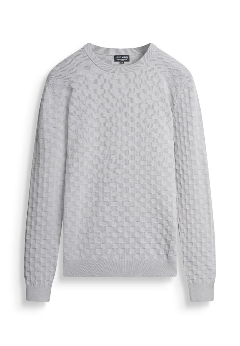 Maglione grigio chiaro con scollo rotondo, presenza di un motivo quadrato testurizzato, maniche lunghe e polsini e orlo a coste.