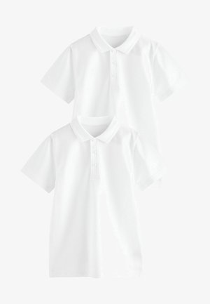 Dos camisetas polo blancas de algodón, con cuello y tapeta de tres botones, mangas cortas y una textura suave.