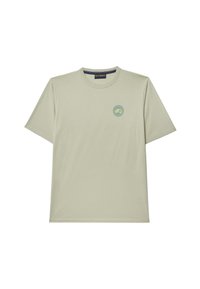 Camiseta de algodón verde claro con mangas cortas, cuello redondo y un logo circular en el lado izquierdo del pecho, con una textura suave.