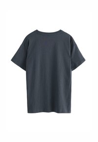 Mørkegrå bomulds t-shirt, korte ærmer, afslappet pasform, rund halsudskæring, glat tekstur, ingen mønstre eller udsmykninger.