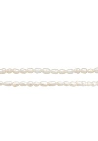 Zwei Stränge unregelmäßig geformter, weißer Süßwasserperlen mit unterschiedlichen Größen und Lüste, die zusammengefädelt und horizontal ausgerichtet sind.