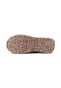 Semelle de chaussure en caoutchouc avec surface texturée ; présente des motifs géométriques et des symboles en relief ; principalement de couleur beige avec le nom de la marque "MUNICH" embossé.
