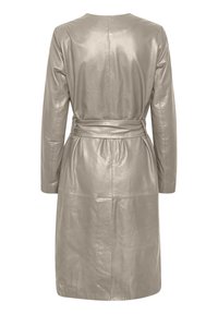 Srebrna skórzana kurtka z długimi rękawami, paskiem w talii i prostym, okrągłym dekoltem. Charakteryzuje się gładką fakturą i czystymi szwami.