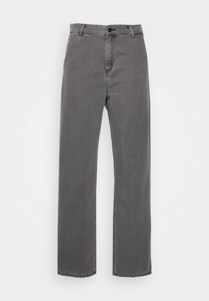 Pantalons en denim gris avec une coupe droite, dotés d'une fermeture à bouton, style cinq poches standard et détails de couture minimalistes.