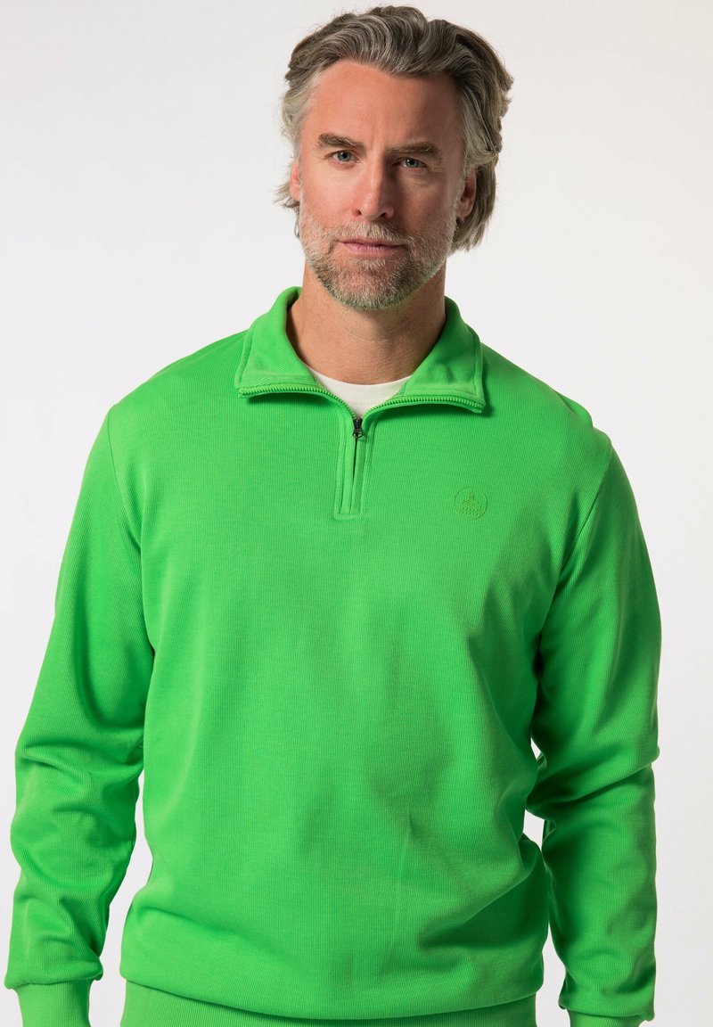 Pullover verde a maniche lunghe con colletto a zip a un quarto, caratterizzato da un tessuto testurizzato e un piccolo dettaglio logo sul petto.