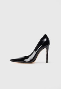 Černé lakované lodičky na vysokém podpatku s špičatou špičkou, hladkým povrchem a elegantním siluetou. Obsahují stiletto podpatek a minimální akcenty.