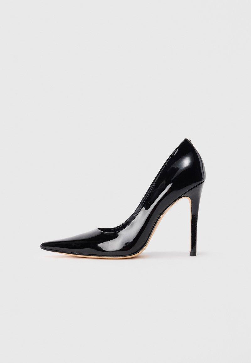 Černé lakované lodičky na vysokém podpatku s špičatou špičkou, hladkým povrchem a elegantním siluetou. Obsahují stiletto podpatek a minimální akcenty.