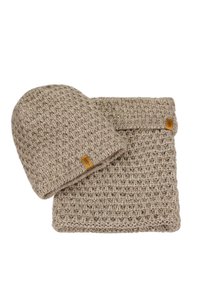 Strickmützen- und Schalsatz in hellem Beige, mit einem strukturierten Webmuster und braunem Logoetikett auf beiden Teilen.