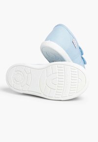 Sneaker in tela blu chiaro con suola in gomma bianca, punta tondeggiante, dettagli cuciti e doppie cinghie in velcro per una vestibilità sicura.