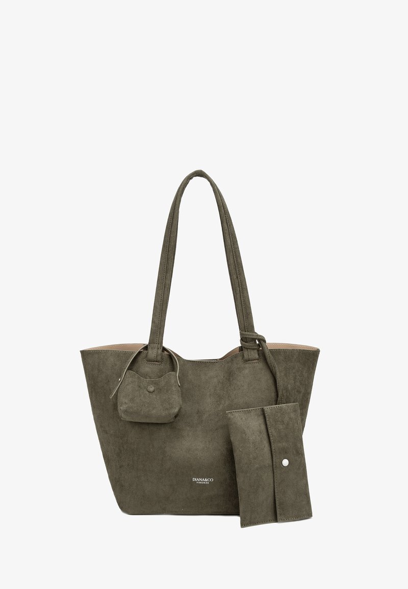Sac fourre-tout en daim vert olive avec deux longues poignées, une petite pochette attachée et un portefeuille rectangulaire assorti amovible.