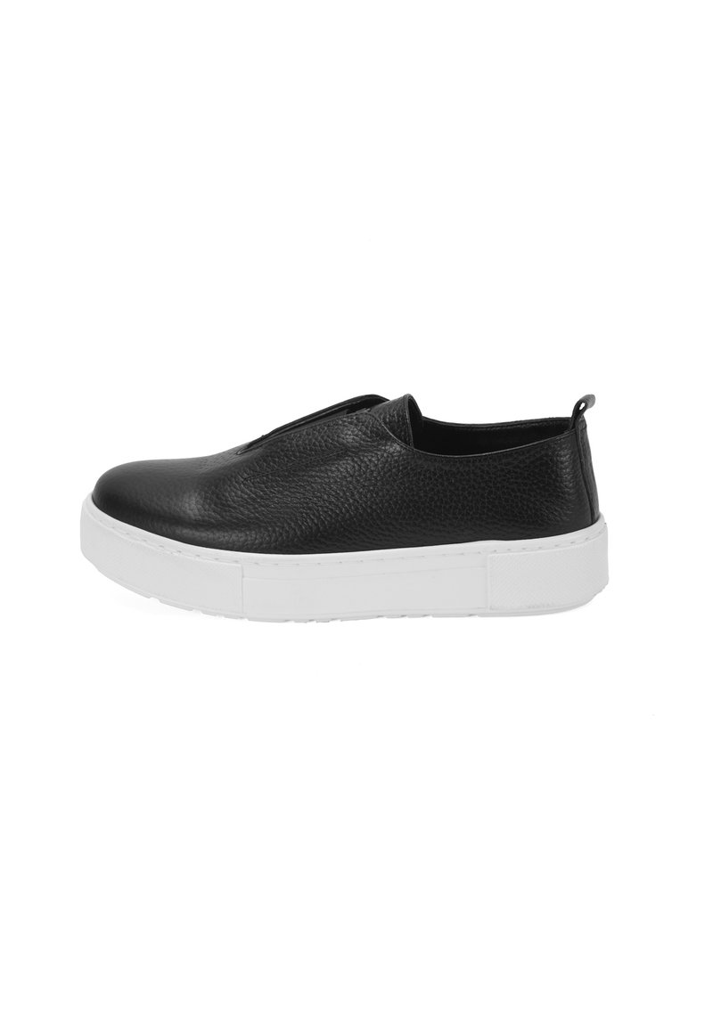 Schwarze Leder-Schlupfschuhe mit einer strukturierten Oberseite, dicker weißer Sohle und einer Zuglasche hinten. Niedriges Profil für einfaches Tragen.