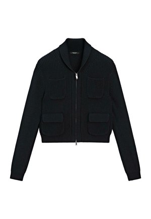 Schwarze gestrickte Zip-Up-Kardie mit Schalkragen und vier Fronttaschen, davon zwei mit Klappen und zwei offen, langärmlig.