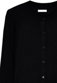 Schwarze Strickjacke mit Rundhalsausschnitt und sechs Knöpfen zum Schließen. Weicher Stoff mit gerippten Bündchen und Saum.