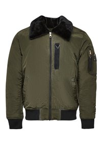 Chaqueta bomber verde oliva con un cuello de piel sintética negra, cremallera frontal, bolsillos laterales y puños y dobladillo de canalé negros; textura suave.