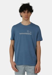 T-shirt in cotone blu con collo tondo, maniche corte e la scritta "harmont&blaine" sopra un grafico semplificato di un bassotto in bianco.