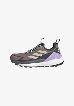 Chaussure de randonnée GORE-TEX avec une tige grise et noire, des accents blancs et lavande, une finition texturée et une semelle à traction robuste.