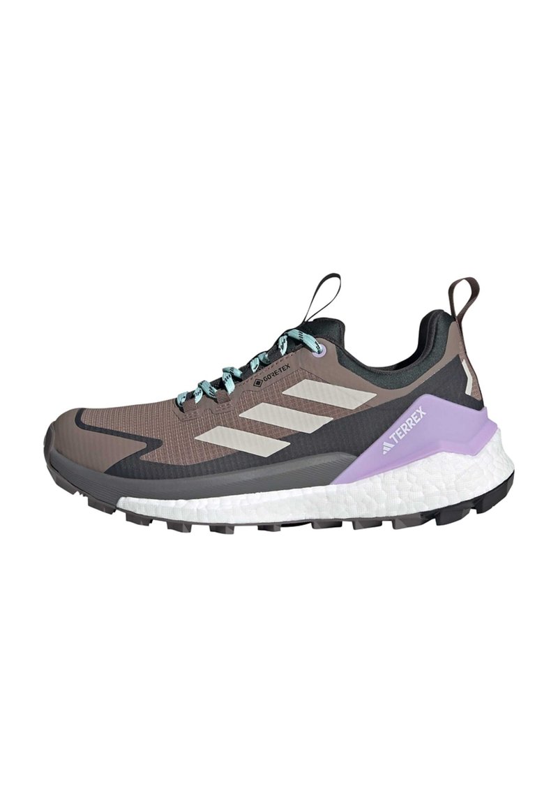 GORE-TEX pārgājienu kurpes ar pelēku un melnu augšdaļu, baltām un lavandu akcentiem, teksturētu virsmu un izturīgu saķeres zoli.
