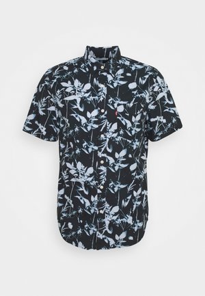Chemise noire à manches courtes avec un motif floral dans des tons de bleu clair, à fermeture boutonnée et avec une poche poitrine. Présente un ourlet incurvé.