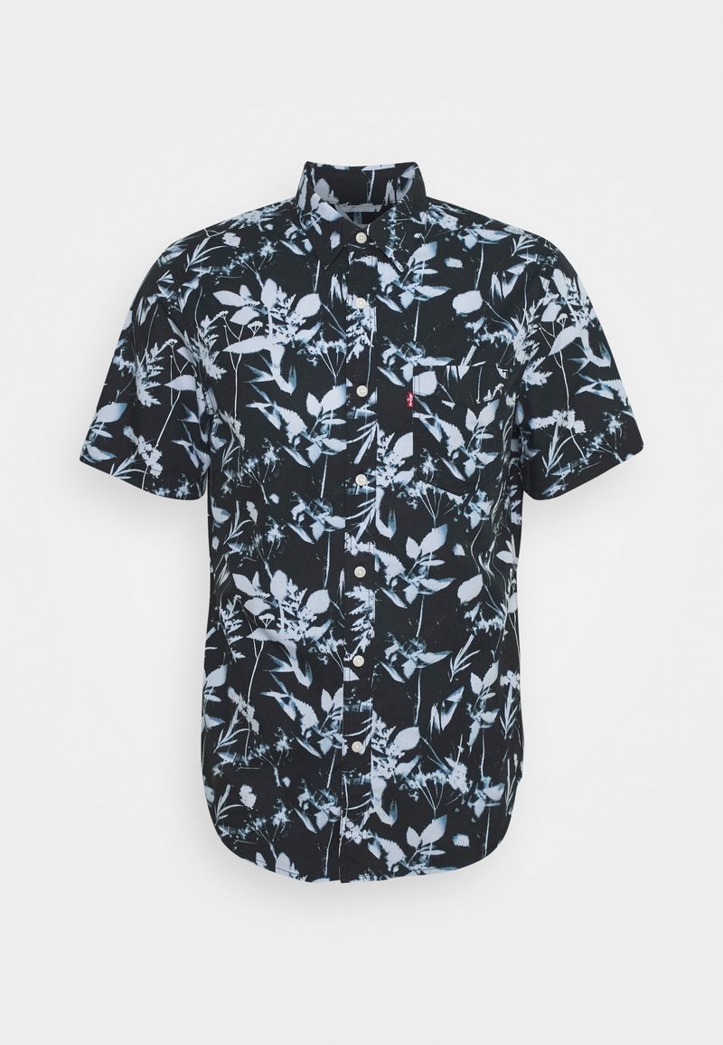 Kortärmad svart skjorta med blommönster i ljusblå nyanser, med knäppning fram och en bröstficka. Har en rundad nederkant.