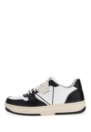 Sneaker in pelle bianca e nera con punta perforata, logo distintivo, sovrapposizioni a contrasto e suola in gomma texture.