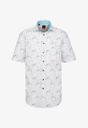 Kurzarmhemd aus weißem Stoff mit einem mehrfarbigen abstrakten Muster, kontrastierender blauer Kragen und dunklen Knöpfen.