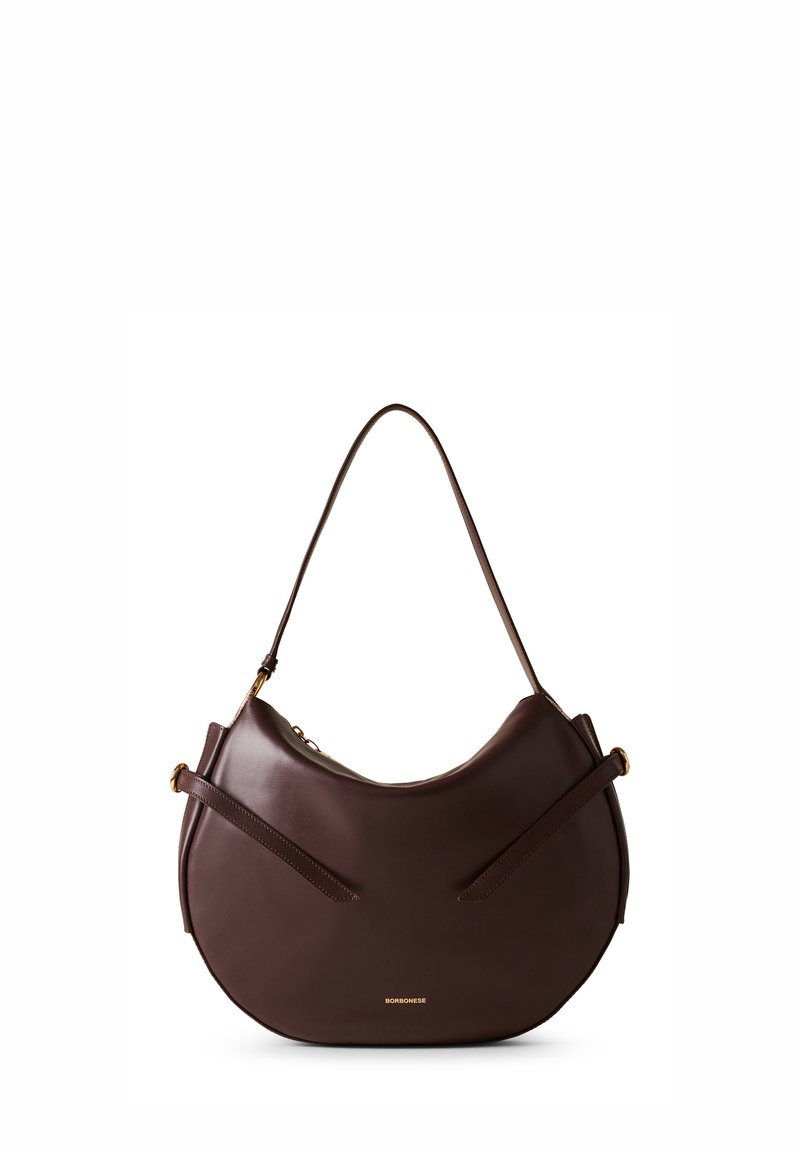 Borsa a spalla in pelle marrone con un design curvo, dotata di due fasce piatte e un logo dorato. Texture liscia con minimo utilizzo di metallo.