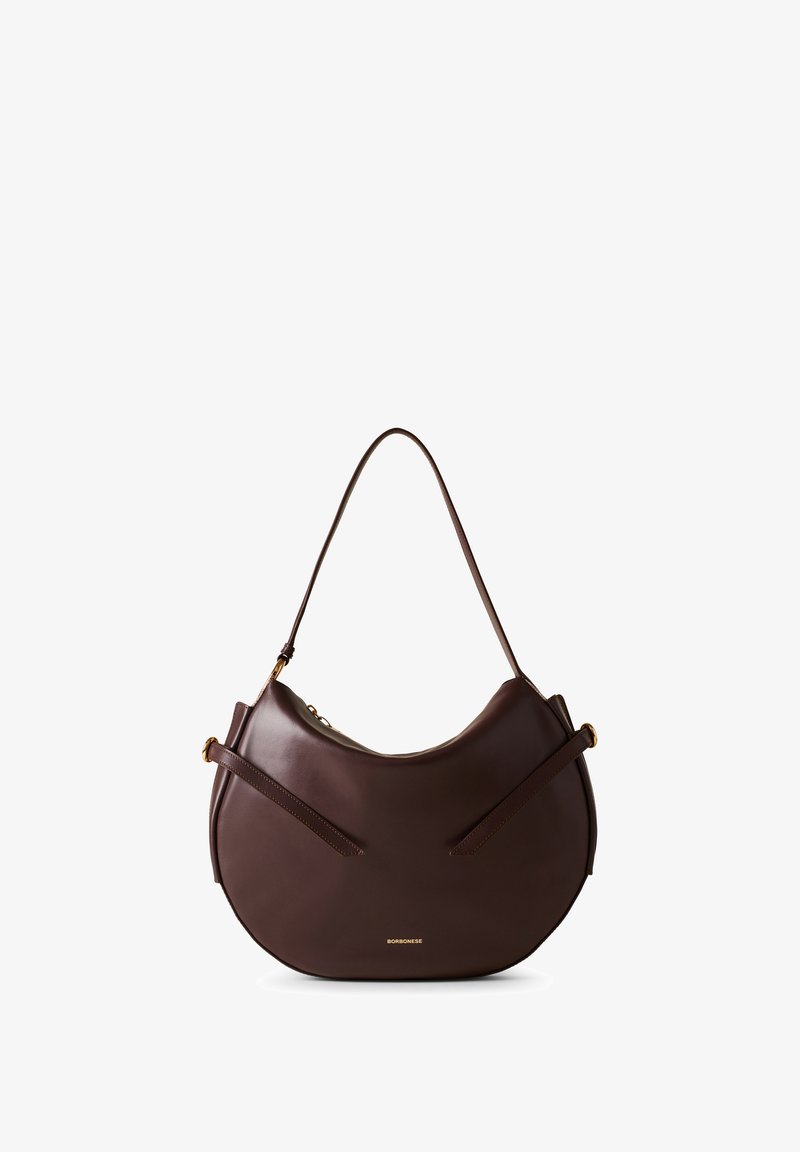 Sac à épaule en cuir marron au design arrondi, avec deux sangles plates et un logo en accent doré. Texture lisse avec un matériel minimal.