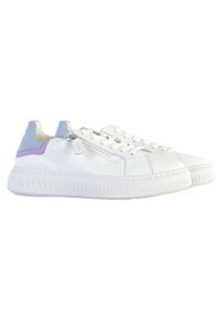 Sneakers bianchi in pelle con dettagli azzurri chiari e lavanda, lacci piatti e suola bianca con texture. Include un dettaglio con zip laterale.