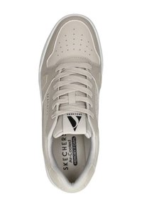 Sneaker beige con tomaia sintetica liscia, suola in gomma, area delle dita perforata e lacci con il marchio "Skechers Air-Cooled Memory Foam".