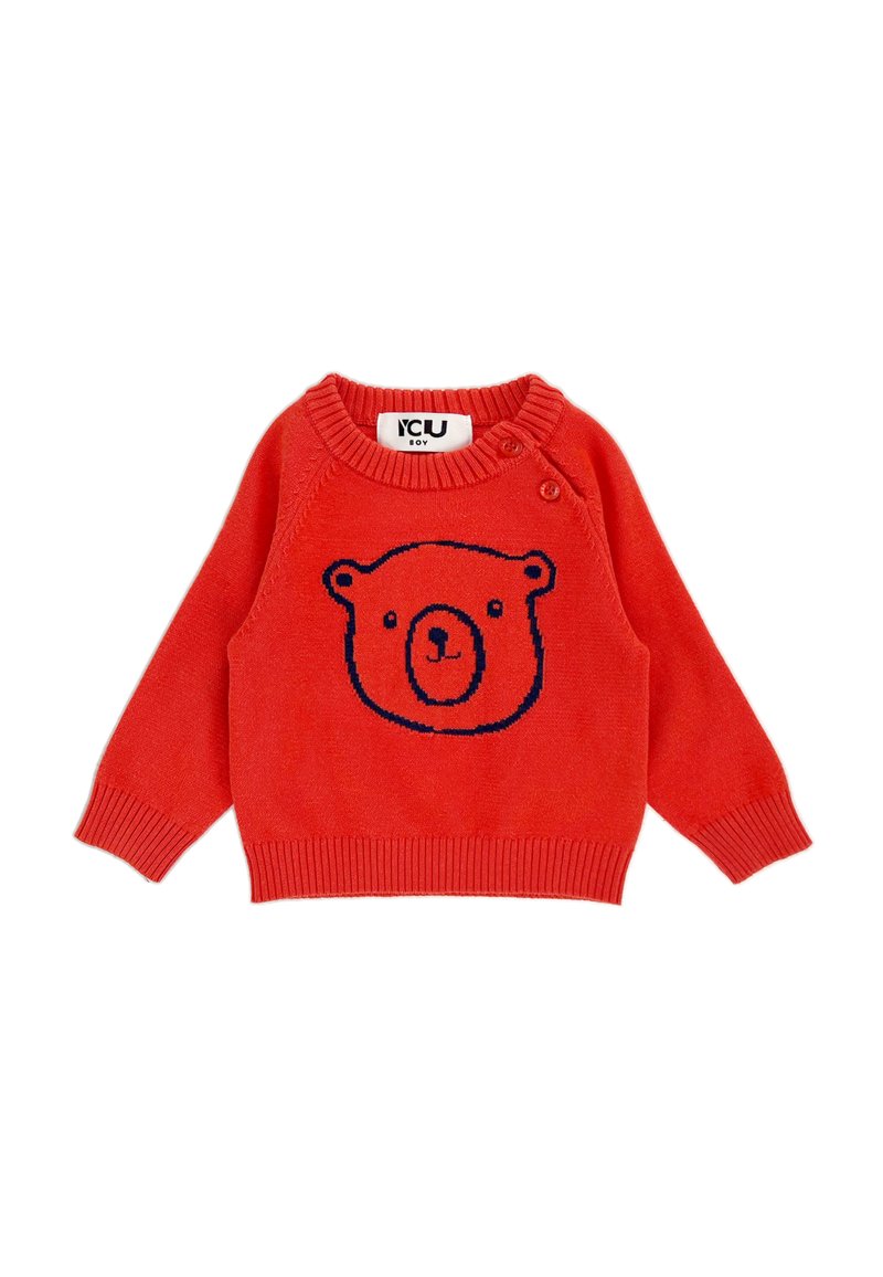 Maglione rosso lavorato a maglia con grafica di un orso blu navy, scollo a girocollo e dettaglio a bottone sulla spalla. Polsini e orlo a coste testurizzati.