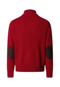 Roter Strickpullover mit hohem Kragen, ausgestattet mit dunkelbraunen Ellbogenpatches. Glatte Textur und taillierte Passform mit gerippten Bündchen.