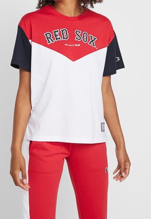 T-shirt en coton rouge et marine avec un panneau blanc ; présente le logo "RED SOX" en lettres majuscules, des manches courtes et une coupe décontractée.