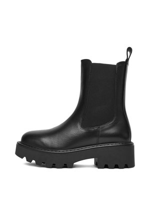 Juodas odinis Čelsio tipo botas su elastinėmis šoninėmis plokštelėmis, apskritu pirštu ir storu tekstūruotu padu, turinčiu gilias protektoriaus vėžes geresniam sukibimui.